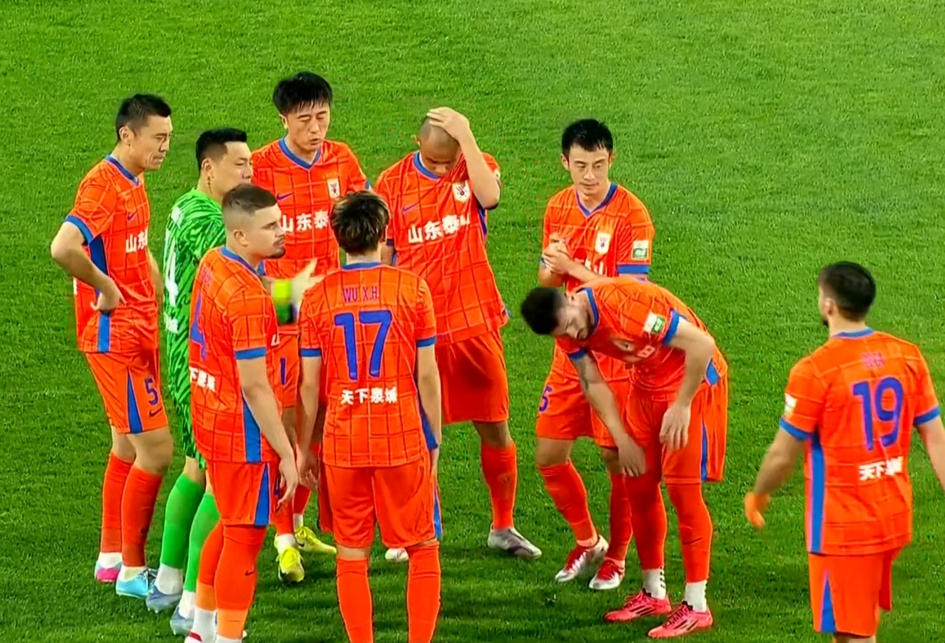 包含火爆赛场上演精彩战役，球员拼尽全力的词条